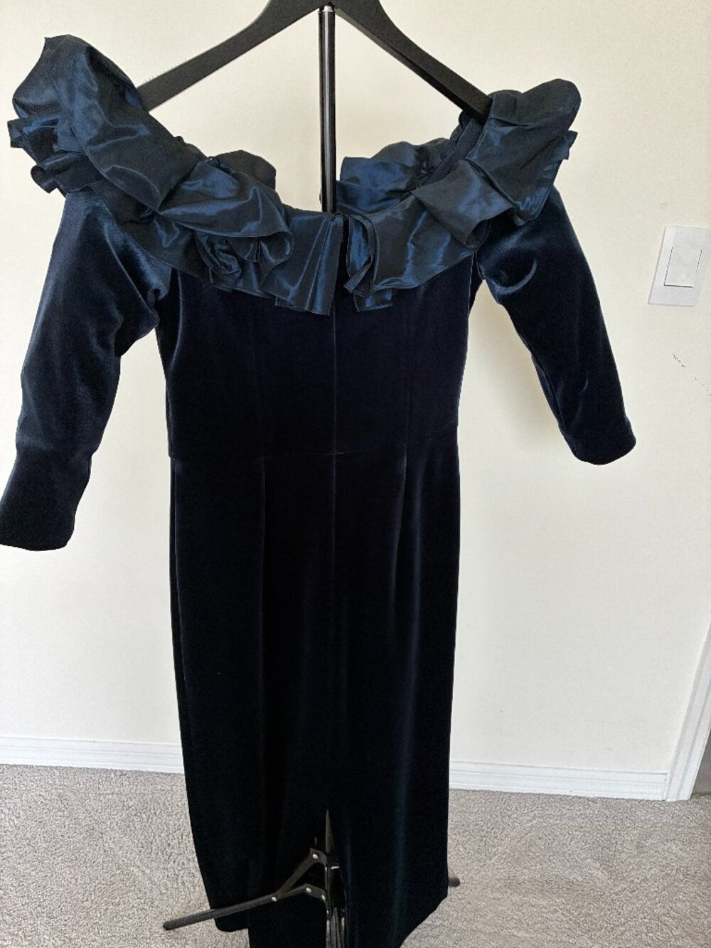 Teri Jon Rickie Freeman Navy Velvet Off Shoulder Gown Sz 12